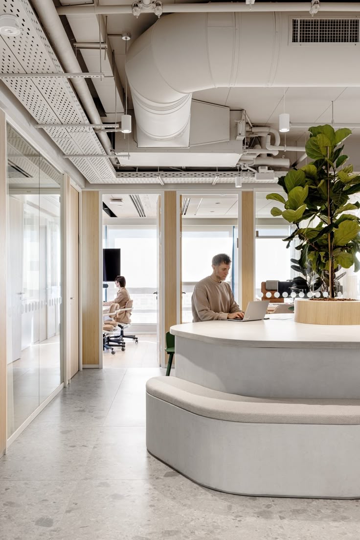 Modernes, ruhiges Büro oder Meditationsraum mit Laptop